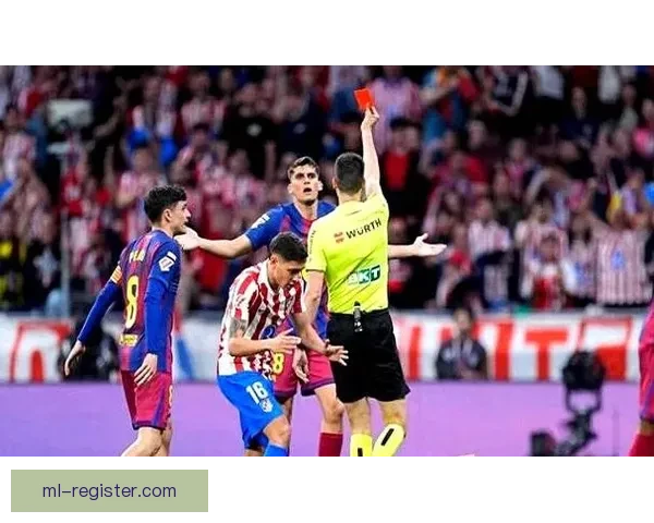 巴萨中卫蹬踏染红后获改判 西蒙尼愤怒挥手 马竞官方质疑判罚